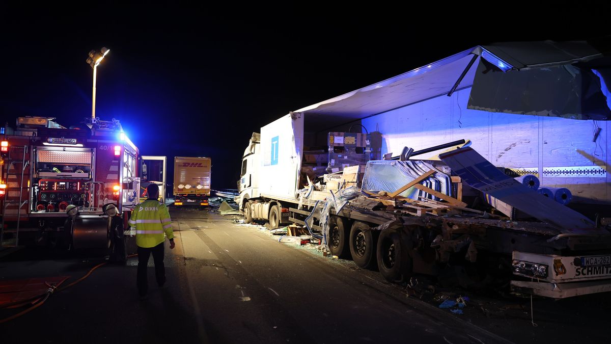Rettungskräfte sind an einer Unfallstelle auf der Autobahn 70 (A70) im Einsatz.
