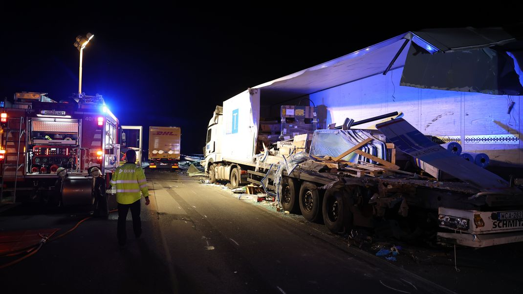 Rettungskräfte sind an einer Unfallstelle auf der Autobahn 70 (A70) im Einsatz.