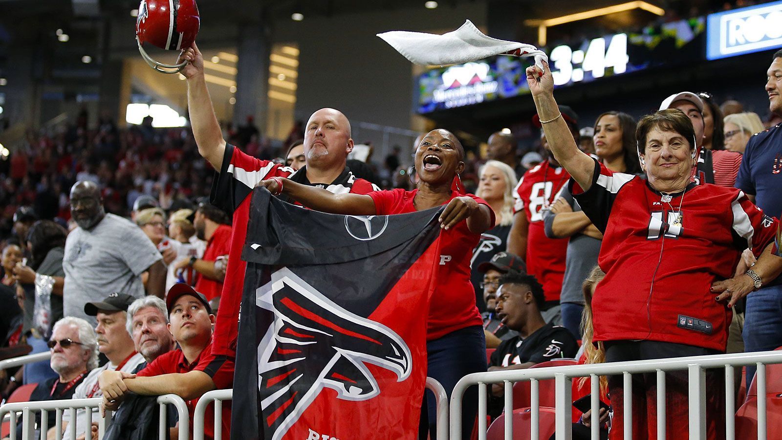 
                <strong>Die Falcons schauen nur zu</strong><br>
                Atlanta verpasst einen Rekord und eine Premiere. In das Mercedes Benz-Stadium passen bei einem Footballspiel maximal 75.000 Zuschauer, die Super-Bowl-Bestmarke wurde 1980 in Pasadena mit mehr als 103.000 Zuschauern aufgestellt. Außerdem hat noch nie ein Team den Super Bowl im eigenen Stadion erreicht. Auch die Falcons nicht, die die Playoffs in diesem Jahr nicht erreichen konnten. Die Falcons-Fans müssen sich also entscheiden, ob sie den Rams oder den Patriots die Daumen drücken.
              