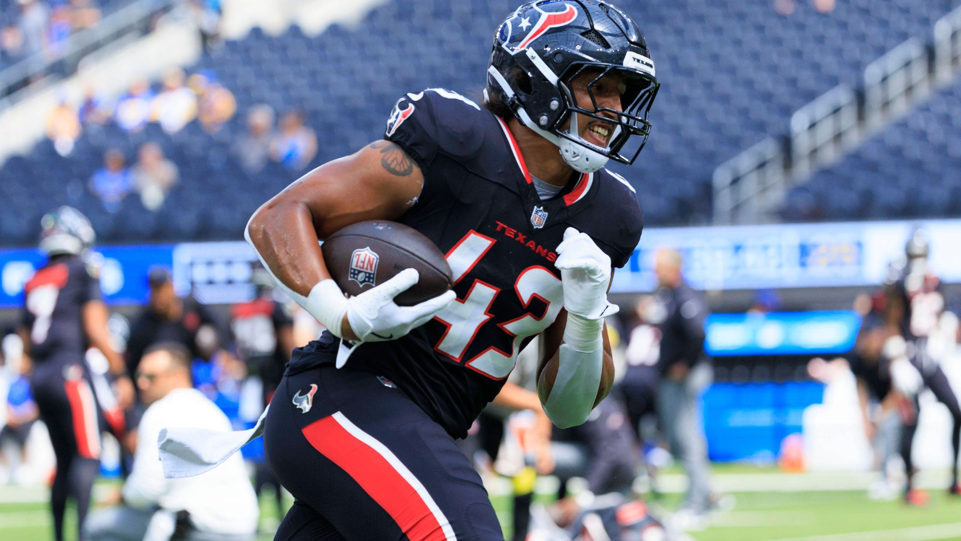<strong>Jakob Johnson (Houston Texans)</strong><br>Der deutsche Fullback ist nach seiner Oberschenkel-Verletzung auf gutem Weg zum Comeback. Nachdem am Mittwoch das sogenannte "21-Tage-Fenster geöffnet" wurde,&nbsp;trainierte er an den Trainingseinheiten am Donnerstag und Freitag voll mit - sein Verletzten-Status vor dem Spiel gegen die Denver Broncos ist "Questionable".