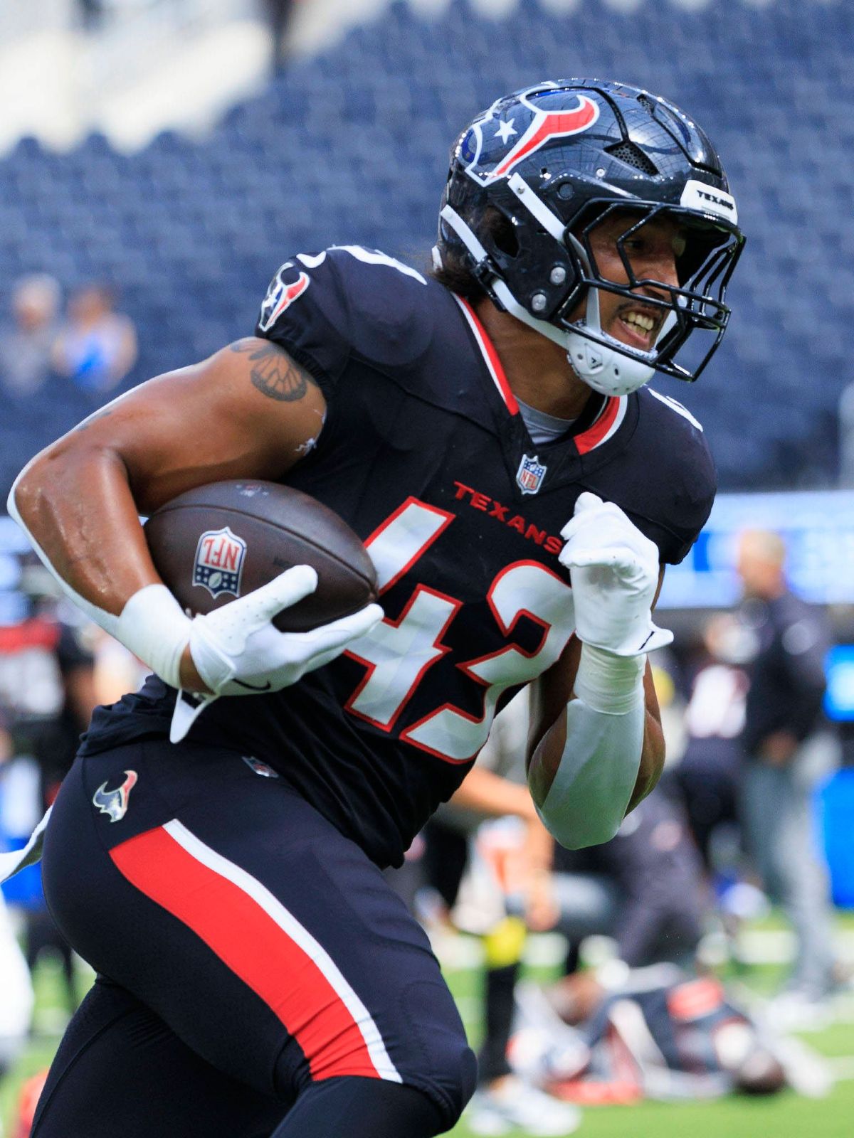September 7, 2025, Inglewood, California, USA: 43 Jakob Johnson, RB of the Houston Texans warms up during the pregame of their regular NFL, American Football Herren, USA season game against the Los...
