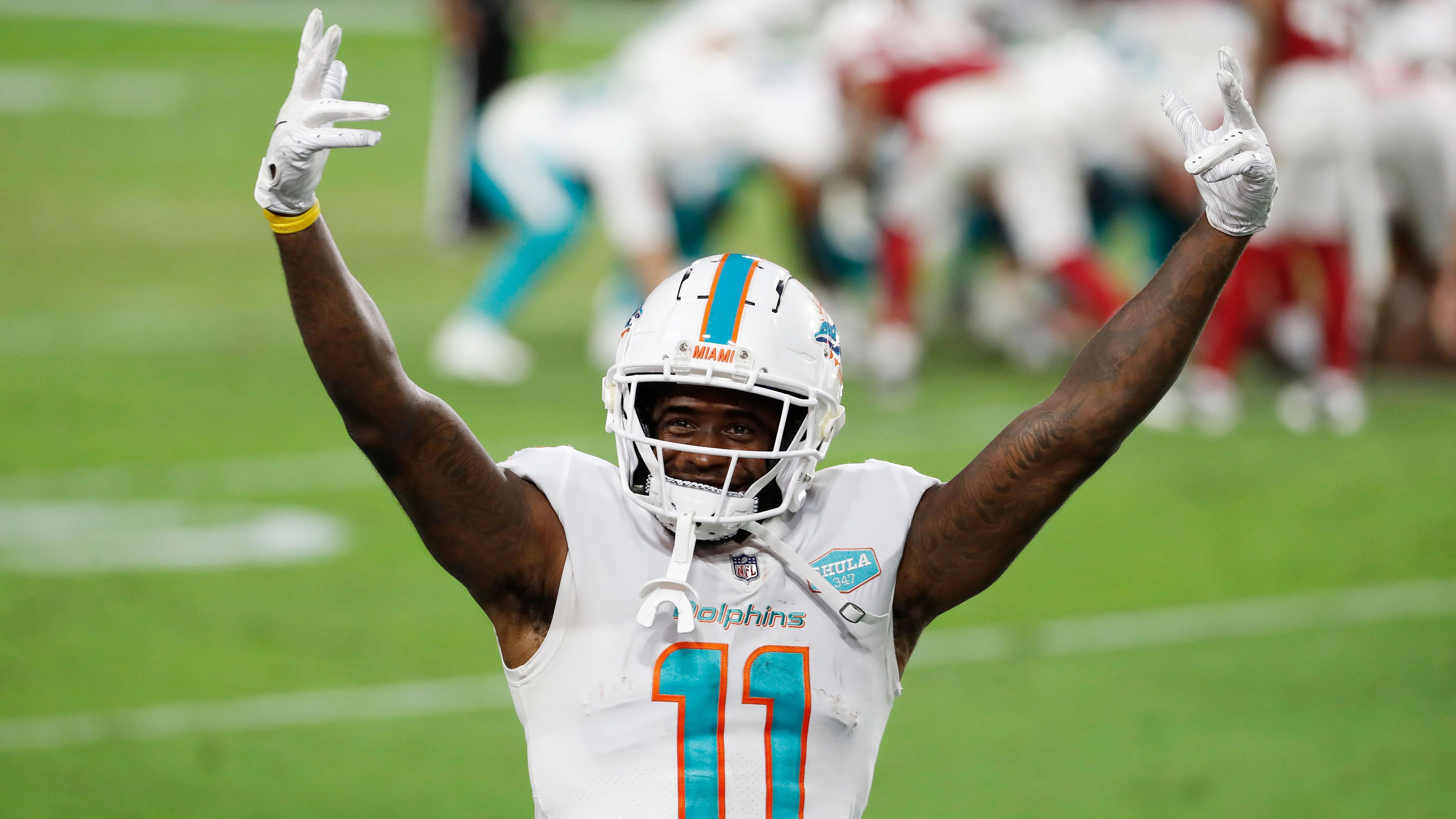 
                <strong>DeVante Parker (Miami Dolphins)</strong><br>
                750 Yards – 750.000 US-Dollar. So sieht die Bilanz für DeVante Parker aus. Der Receiver der Miami Dolphins fing trotz der deutlichen 26:56-Niederlage gegen die Buffalo Bills sieben Pässe für 116 Yards und knackte somit die Marke von 750 Receiving Yards in einer Saison. Für Parker und die Dolphins ist die Saison jedoch nun vorbei.
              