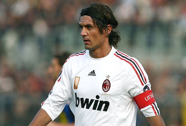 
                <strong>Paolo Maldini (AC Mailand)</strong><br>
                Er steht wie kein Anderer für die erfolgreichen Jahre beim italienischen Spitzenklub AC Mailand. Paolo Maldini trug nie das Trikot eines anderen Vereins und beendete 2009, nach 845 Spielen für die "Rossoneri", seine Karriere.
              