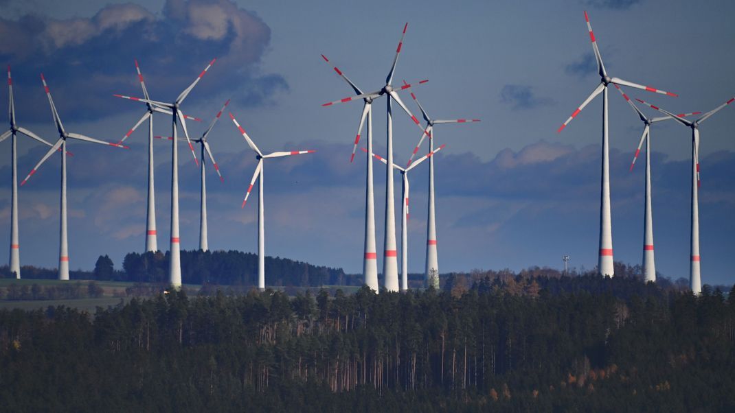 Unter anderem mit Windrädern kann Energie erzeugt werden, mit der Rechenzentren klimafreundlich betrieben werden können.