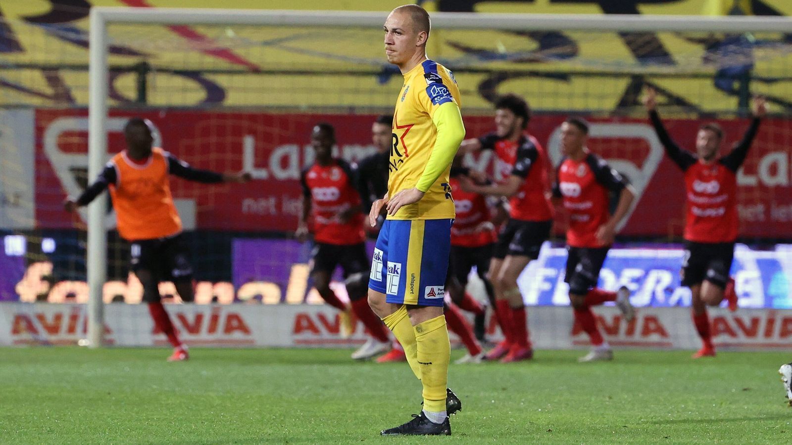 
                <strong>Waasland-Beveren (Belgien/ Jupiler Pro League)</strong><br>
                In Belgien steht mit Waasland-Beveren der erste Absteiger ebenfalls bereits fest. Durch eine 2:5-Heimniederlage im Rückspiel der Abstiegs-Playoffs gegen RFC Seraing muss die Mannschaft um den früheren Nürnberger Michael Frey den Gang in die Zweitklassigkeit antreten. Dabei brachte der Schweizer Frey die Gastgeber zunächst in diesem entscheidenden Playoff-Rückspiel in der 15. Minute noch per Elfmeter mit 1:0 in Führung, ehe die Partie kippte. 
              