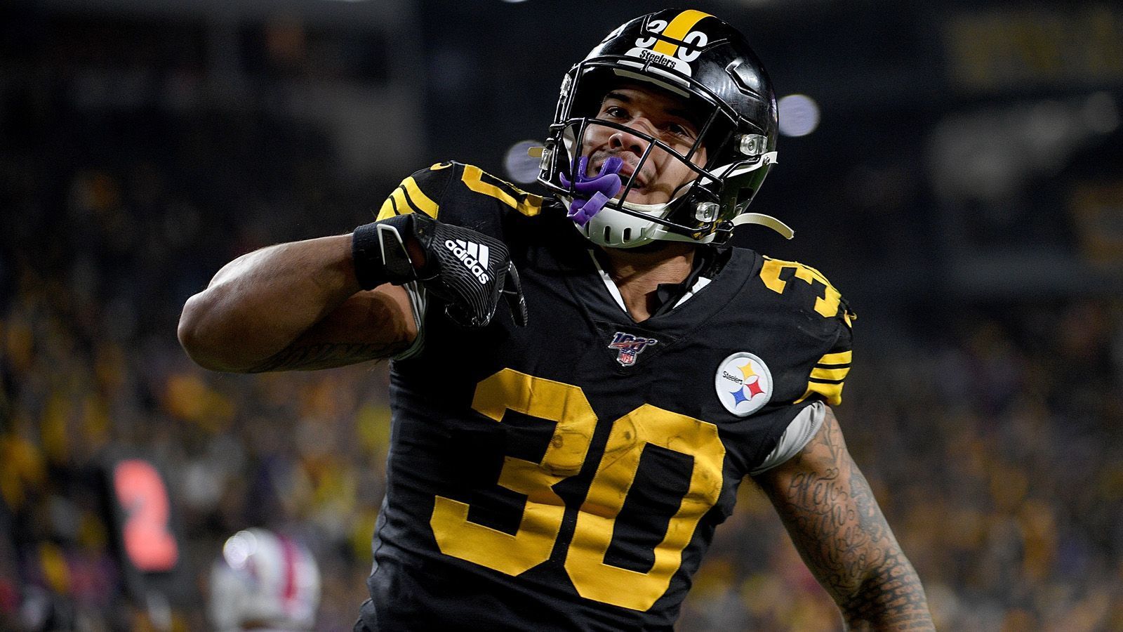 
                <strong>RB: James Conner (vs. Tennessee Titans)</strong><br>
                Auch die Tennessee Titans haben große Probleme gegen den Lauf. Die Pittsburgh Steelers werden das mit James Conner ausnutzen wollen. Seine bisherigen 244 Yards und zwei Touchdowns wird der 25-Jährige aufstocken wollen. 
              