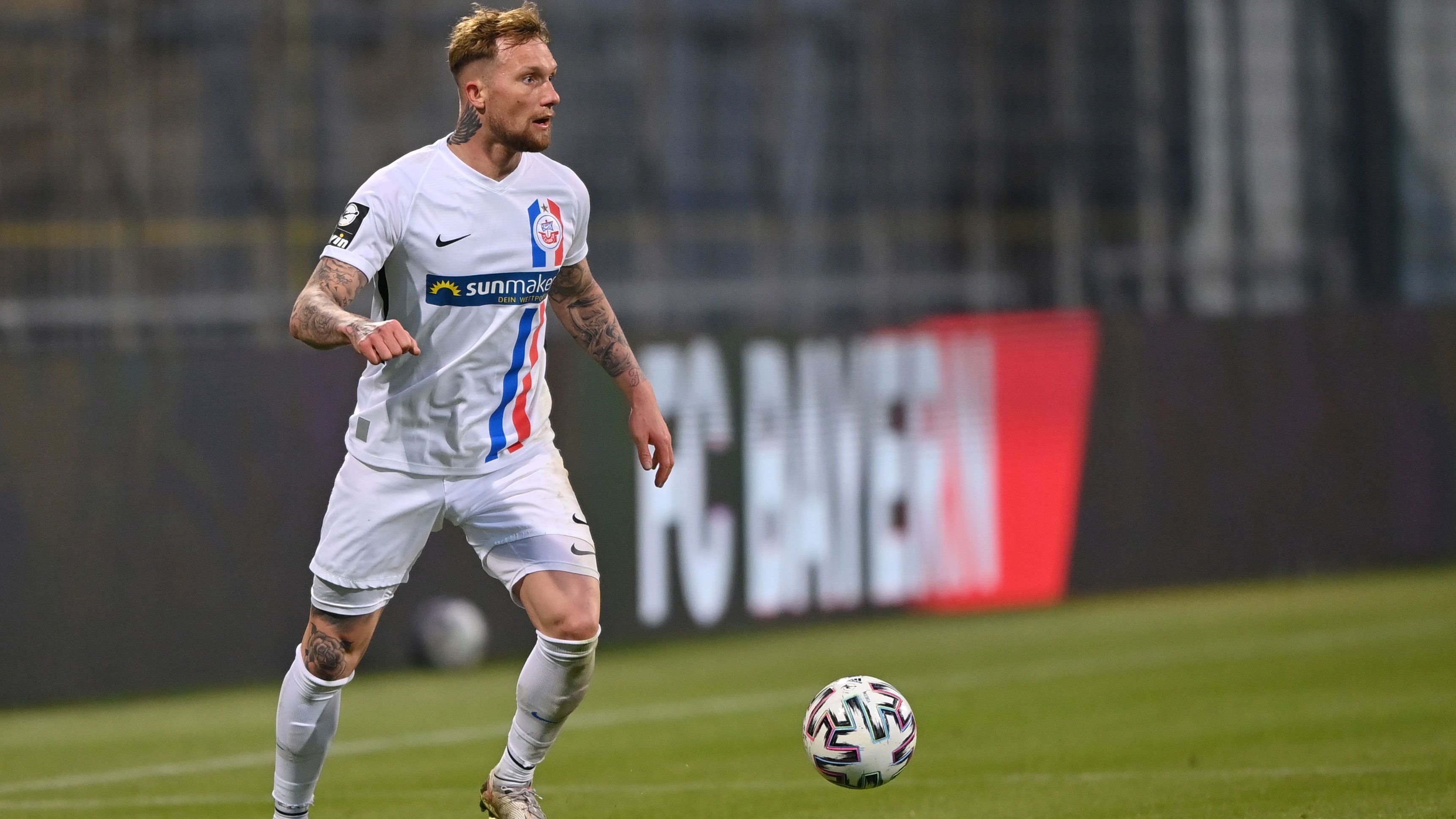 
                <strong>2. FC Hansa Rostock (67 Punkte, 50:32 Tore)</strong><br>
                Die aktuelle Form von Hansa Rostock: 1:1 gegen SV Wehen Wiesbaden, 3:2 gegen SV Meppen, 1:1 gegen FC Ingolstadt, 0:0 gegen FSV Zwickau.
              