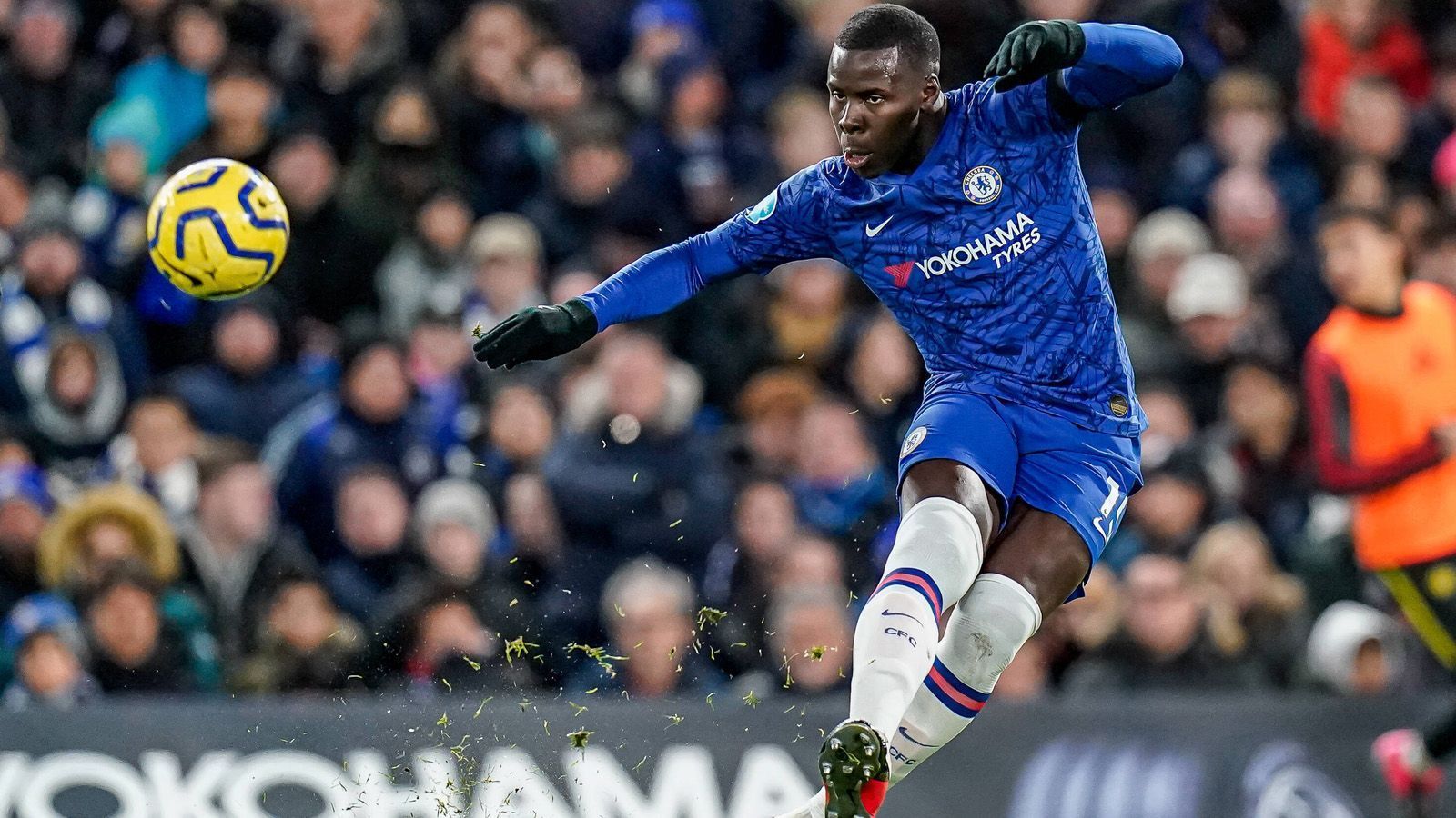 
                <strong>Kurt Zouma (Innenverteidiger, 25 Jahre)</strong><br>
                Der französische Innenverteidiger hat sich in dieser Saison endlich bei Chelsea etabliert, nachdem er zuvor als Leihspieler für Stoke City und den FC Everton gespielt hat. Sein Vertrag läuft noch bis Sommer 2023. Tottenham Hotspur soll an ihm interessiert sein und würde angeblich rund 28 Millionen Euro Ablöse auf den Tisch legen.
              