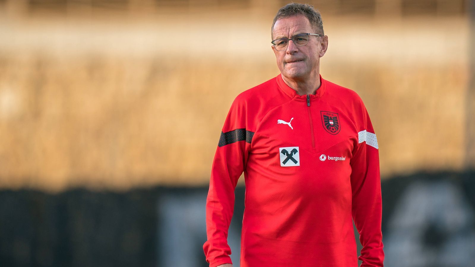 
                <strong>Ralf Rangnick (Österreich)</strong><br>
                Ebenfalls seinen ersten Job als Nationaltrainer übt gerade Ralf Rangnick aus. Der 64-Jährige ist seit dem Sommer 2022 Coach der österreichischen Nationalmannschaft und soll diese zur EM-Endrunde 2024 führen. Seit seinem Amtsantritt konnte Rangnick mit Österreich schon einige Erfolge erzielen, etwa einen 3:0-Sieg in der UEFA Nations League in Kroatien oder einen 2:0-Sieg im Freundschaftsspiel gegen den Vize-Europameister Italien. Wie schon bei seinen früheren Stationen in Leipzig oder Hoffenheim setzt Rangnick auch im ÖFB-Team auf hohes Pressing und kann dabei vor allem auf Spieler seiner Ex-Klubs RB Leipzig und Red Bull Salzburg zurückgreifen. Am 17. Juni 2023 kommt es im Rahmen der EM-Qualifikation zum deutschen Trainer-Duell: Tedescos Belgier treffen auf Rangnicks ÖFB-Team.
              