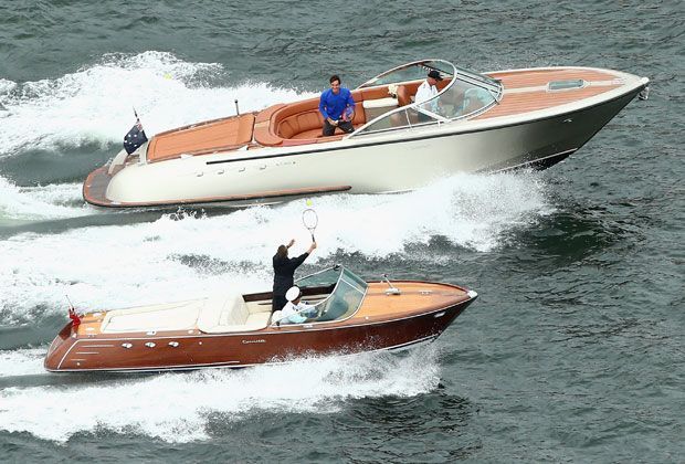 
                <strong>Wasser-Tennis mit Roger Federer und Lleyton Hewitt</strong><br>
                ... steht dabei auf einem anderen Schnellboot, das direkt neben Federers Boot fährt.
              