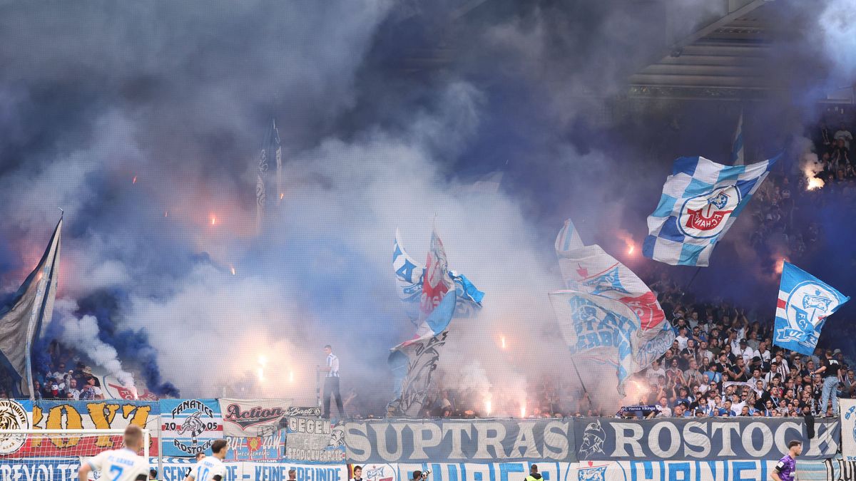 Aue, 03.08.2025, Erzgebirgsstadion, Fußball, 3.Liga, 1.Spieltag FC Erzgebirge Aue vs. FC Hansa Rostock , Im Bild; Fans von Hansa Rostock zünden Pyrotechnik in ihrem Fanblock. , Nur für journalistis...