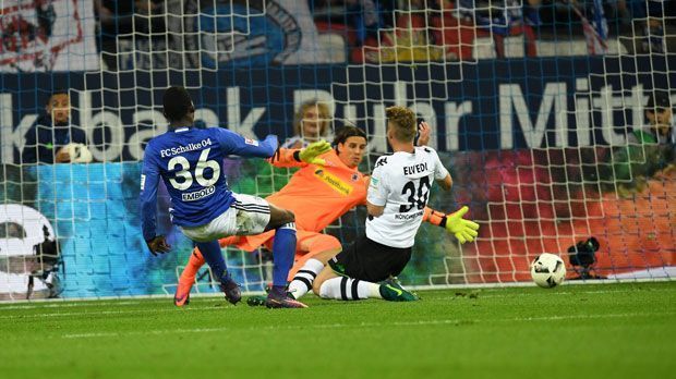 
                <strong>Schalke bricht den Bann</strong><br>
                FC Schalke: Fünf Niederlage in Folge - der FC Schalke legte einen klassischen Fehlstart in die Bundesliga-Saison hin. Sportvorstand Christian Heidel nahm sogar das Tabuwort "Abstiegskampf" in den Mund und forderte die Mannschaft zum "Malochen" auf. Mit Erfolg. Das 4:0 gegen Borussia Mönchengladbach könnte die Trendwende gewesen sein. 
              