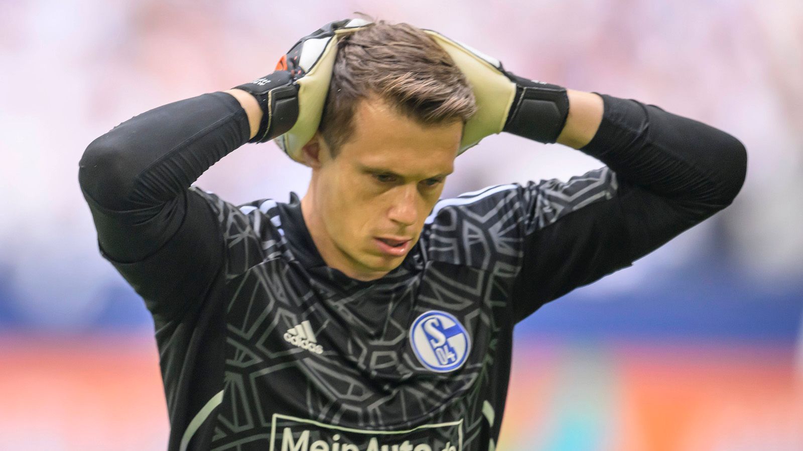 
                <strong>Verlierer: Alexander Schwolow</strong><br>
                Schalke 04 kann am letzten Spieltag den Klassenerhalt nicht mehr nur aus eigener Kraft schaffen. Das 2:2 gegen Eintracht Frankfurt war zu wenig. Tragische Figur war Keeper Alexander Schwolow, der beim zwischenzeitlichen 1:1 patzte und die Frankfurter damit ins Spiel brachte. Vor dem 34. Spieltag, der die "Königsblauen" zu RB Leipzig führt, werden nun die Stimmen nach einem Torwartwechsel lauter, weil viele der Leihe aus Berlin die Verantwortung wohl nicht zutrauen.
              