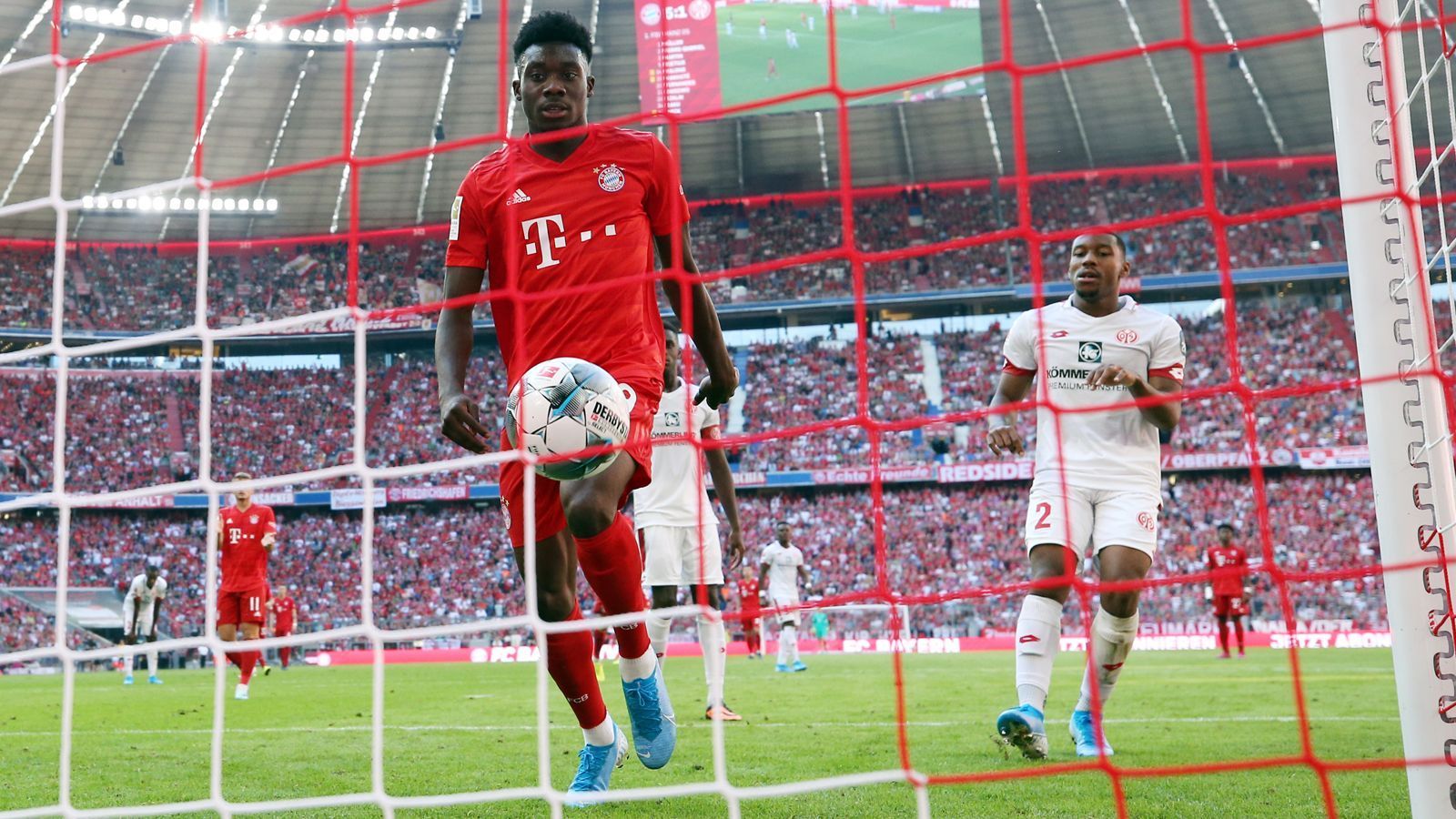 
                <strong>Platz 3 - Alphonso Davies</strong><br>
                Alter beim ersten Bundesliga-Tor für Bayern: 18 Jahre, vier Monate, 15 TageBegegnung: FC Bayern München - 1. FSV Mainz 05 6:0 (17. März 2019)
              