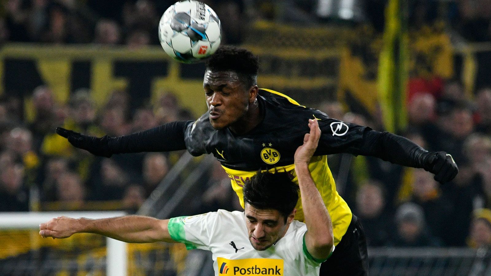 
                <strong>Dan-Axel Zagadou (Borussia Dortmund)</strong><br>
                In einigen Situationen agiert der Franzose etwas überhastet. Holt mit seiner Aggressivität zwar auch wichtige Bälle, doch sein Stellungsfehler begünstigt Thurams Treffer zum 0:1. ran-Note: 4
              
