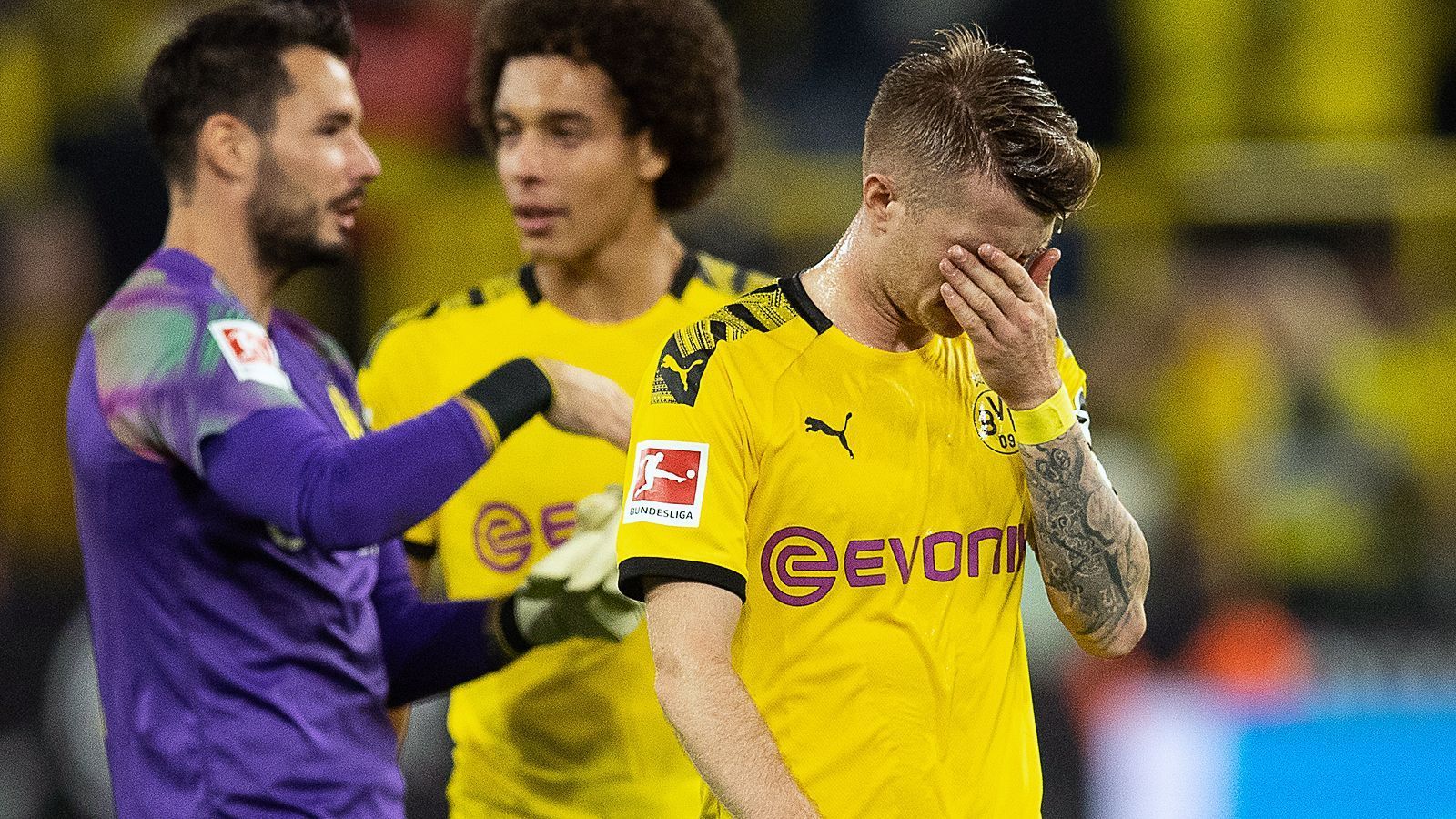 
                <strong>Borussia Dortmund (Bundesliga/Deutschland)</strong><br>
                Beim Bundesliga-Vizemeister hat man sich im Sommer 2019 etwas aus der Deckung gewagt. Nachdem Borussia Dortmund in der Vorsaison den Bayern lange Paroli bot, sprachen die Verantwortlichen der Westfalen ganz offensiv vom Ziel Meisterschaft. Um diesem Anspruch gerecht zu werden, holten die Dortmunder mit Mats Hummels, Julian Brandt oder Thorgan Hazard neue Stars, doch die funktionieren noch nicht nach Wunsch. Nach sechs Spielen hat der BVB nämlich erst acht Punkte auf dem Konto und ist lediglich Elfter - ein klassischer Fehlstart! Zuletzt holte die Mannschaft um Kapitän Marco Reus in Frankfurt und gegen Werder Bremen jeweils nur ein 2:2-Unentschieden. Dabei verspielte der amtierende Vizemeister beide Male zwischenzeitliche 2:1-Führungen. Schon zuvor leistete sich Dortmund als amtierender Spitzenreiter einen Ausrutscher, verlor bei Aufsteiger Union Berlin am 3. Spieltag mit 1:3. 
              