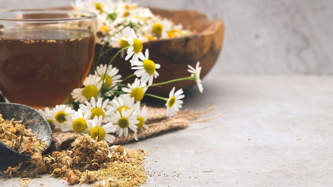 Kamille – ein wahres Wundermittel aus der Natur. Ob in der der Maske, als abgekühlter Tee für dein Gesicht, oder Teil einer natürlichen Gesichtscreme – wir schwören auf Ihre natürliche Wirkung. 