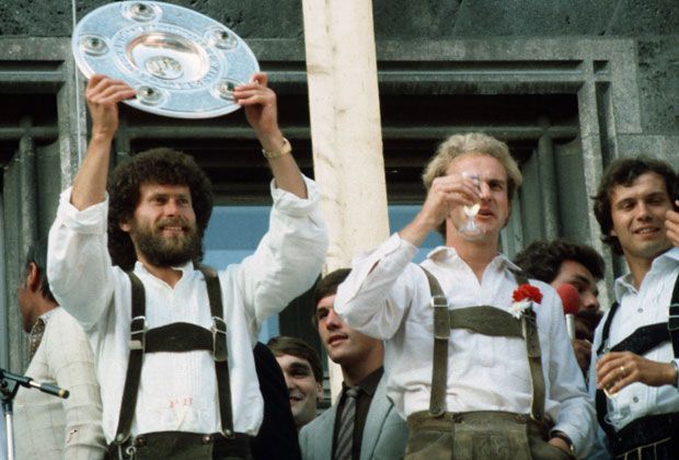 
                <strong>Meister: 1981</strong><br>
                1981: Breitner und Karl-Heinz Rummenigge dürfen auch ein Jahr später wieder zum Marienplatz.
              