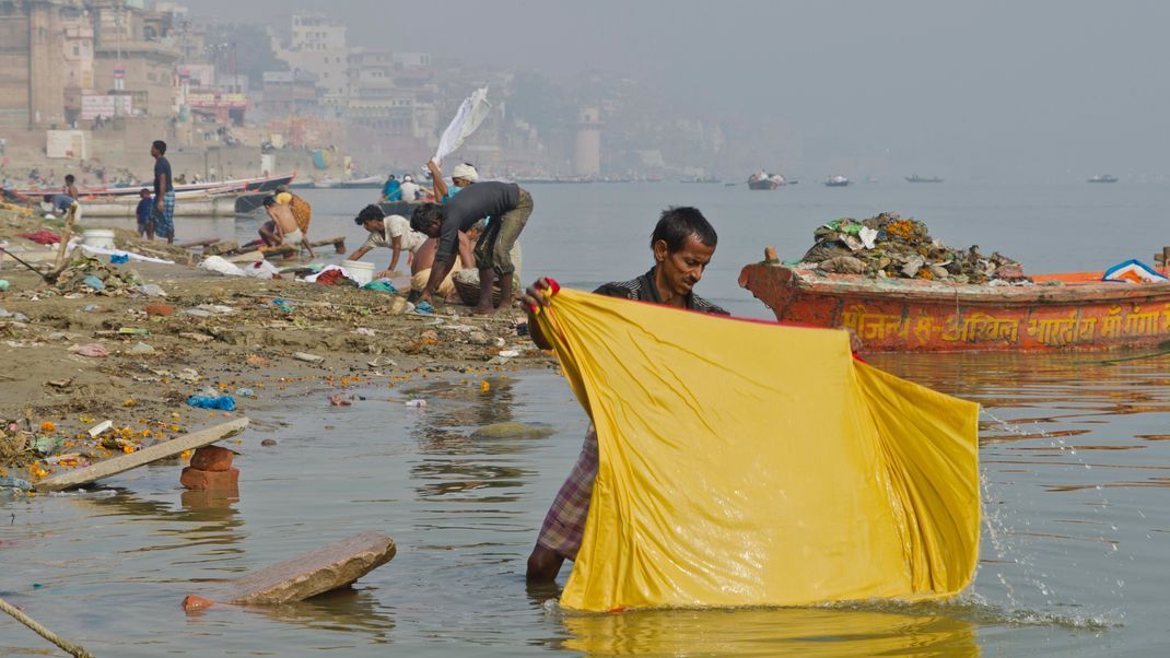 Auf der untersten Stufe: Im Ganges gehen Wäscher ihrer Arbeit nach. Der Beruf wird im Kastensystem als „unrein“ angesehen. Die Wäscher gehören daher zu den Dalits, den sogenannten „Unberührbaren“.