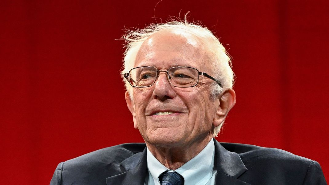 US-Politiker Bernie Sanders stellt sich hinter Präsident Joe Biden - trotz seiner Fauxpas.