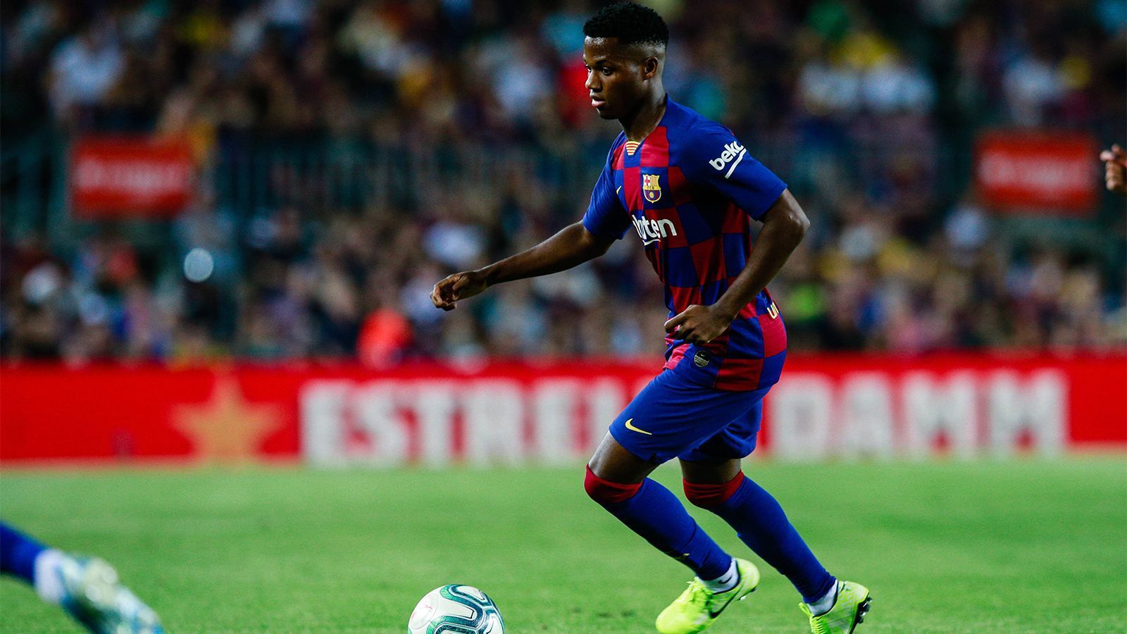 
                <strong>Fati profitiert vom Ausfall von Messi</strong><br>
                Zustande kam der Einsatz des Nachwuchsspielers durch die angespannte Personalsituation des Teams in der Offensive. Neben Messi fehlten auch Luis Suarez und Ousmane Dembele verletzt. Barca musste dafür die Einwilligung seiner Eltern einholen, da minderjährige Spieler in Spanien eine Erlaubnis für Einsätze in Abendspielen brauchen (der Anpfiff gegen Betis erfolgte erst um 21 Uhr).
              