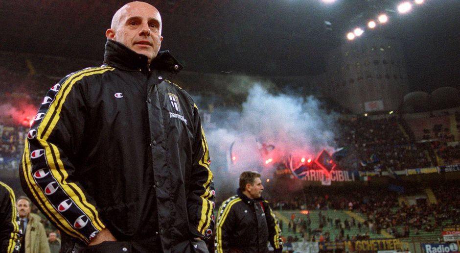 
                <strong>Arrigo Sacchi</strong><br>
                Arrigo Sacchi gilt als Revolutionär des italienischen Fußballs. Statt "Catenaccio" setzte der Coach auf eine offensivere Spielweise, inspirierte damit auch den heutigen Bayern-Trainer Carlo Ancelotti. Größte Erfolge: Europapokal-Sieger der Landesmeister mit dem AC Mailand (1988/89 und 1989/90). WM-Finale 1994 mit der italienischen Nationalmannschaft.
              