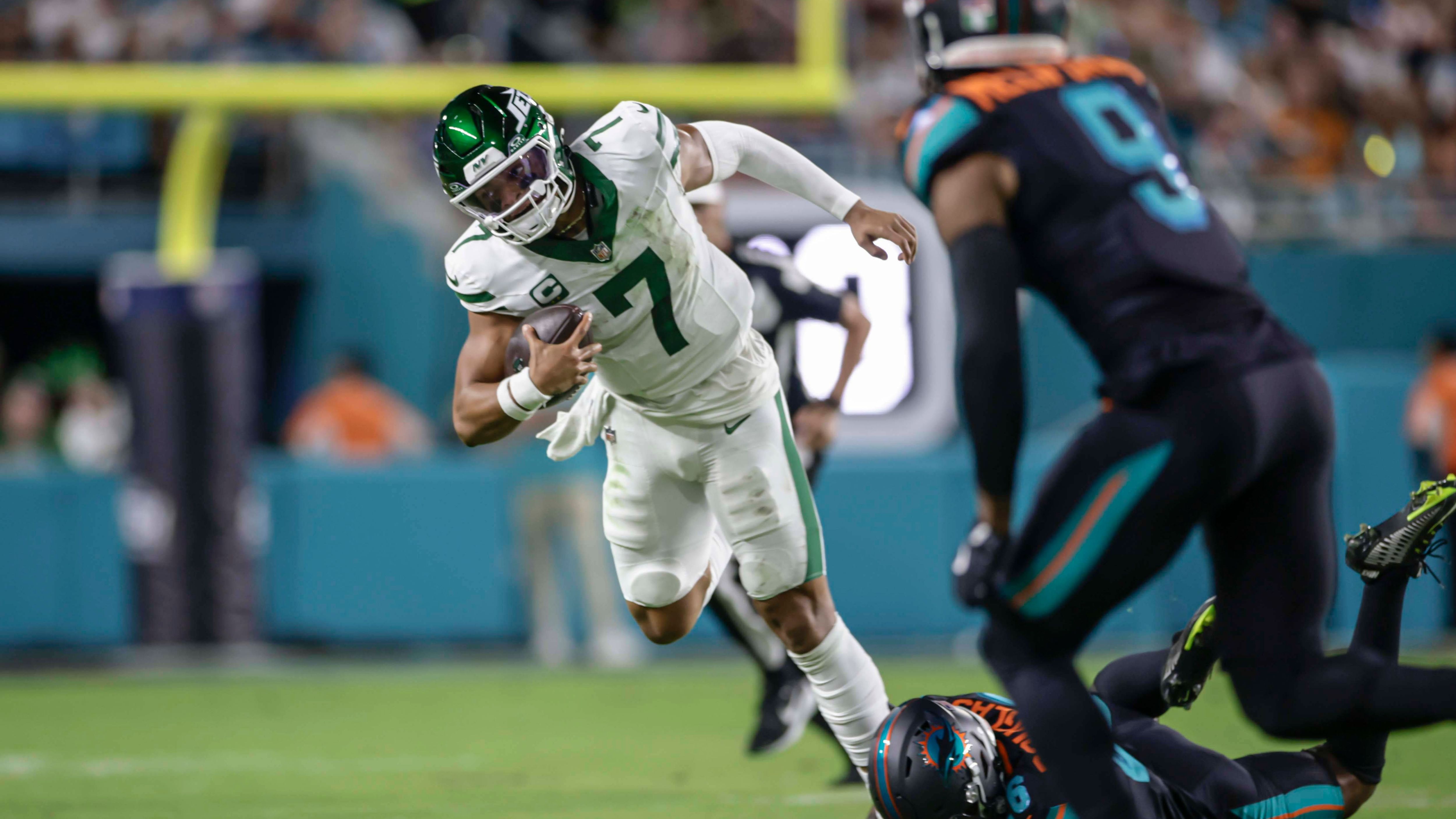 <strong>Platz 25: Justin Fields (New York Jets)</strong><br>Es war absolut kein schlechtes Spiel von Justin Fields gegen die Miami Dolphins, besonders sein Touchdown-Lauf war elektrisierend. Allerdings war es eben auch nur gegen die Dolphins, die selbst mit 0-3 ins Spiel gingen. Da muss mehr kommen.