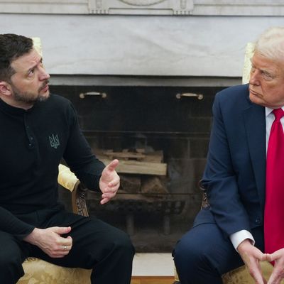 US-Präsident Trump (r) trifft erneut den ukrainischen Präsidenten Selenskyj im Weißen Haus im Februar 2025 - bei der letzten Begegnung dort kam es zum Eklat.