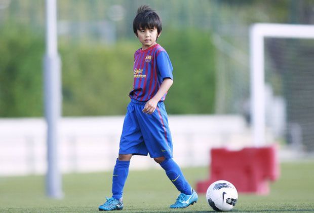
                <strong>FC Barcelona: Wunderkind Takefusa Kubo</strong><br>
                Takefusa Kubo wechselte im Alter von 9 Jahren in die Jugendakademie "La Masia" des FC Barcelona. Dort spielte der Japaner die vergangenen vier Jahre. Laut der "Sport Bild" bestraft die FIFA nun den FC Barcelona erneut.
              