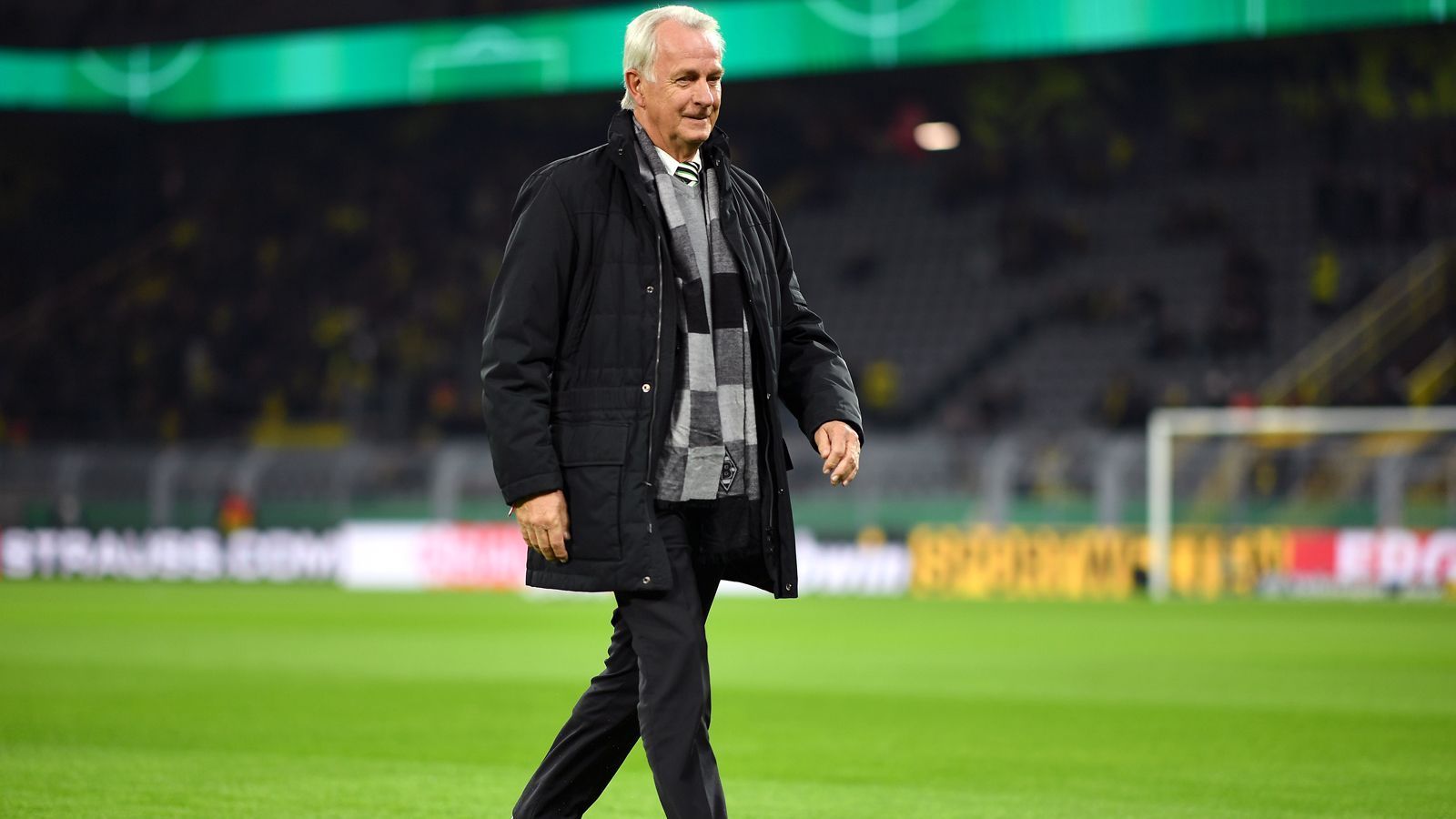 
                <strong>Rainer Bonhof (Borussia Mönchengladbach, Vize-Präsident)</strong><br>
                Zwischen 1970 und 1978 lief Weltmeister Rainer Bonhof als Aktiver für Borussia Mönchengladbach auf und prägte mit Günter Netzer und Berti Vogts die bis heute erfolgreichste Ära des Klubs. Vier Mal durften Bonhof und Co. über den Meistertitel jubeln, zudem über den UEFA-Cup-Sieg. Seit 2009 ist Bonhof als Präsidiumsmitglied und Vize-Präsident zurück bei der Borussia und hat damit - ähnlich wie Eberl - die Wiedergeburt der Gladbacher als Top-Bundesliga-Mannschaft miterlebt. Da kann es der 67-Jährige wohl verkraften, dass seine kurze Trainerstation bei der Borussia (November 1998 bis August 1999) nicht von Erfolg gekrönt war. Mit den "Fohlen" stieg Bonhof als Schlusslicht aus der Bundesliga ab und verlor in der 2. Bundesliga die ersten drei Saisonspiele in Serie - das war dann auch das Ende der Trainer-Ära Bonhofs in Gladbach. 
              