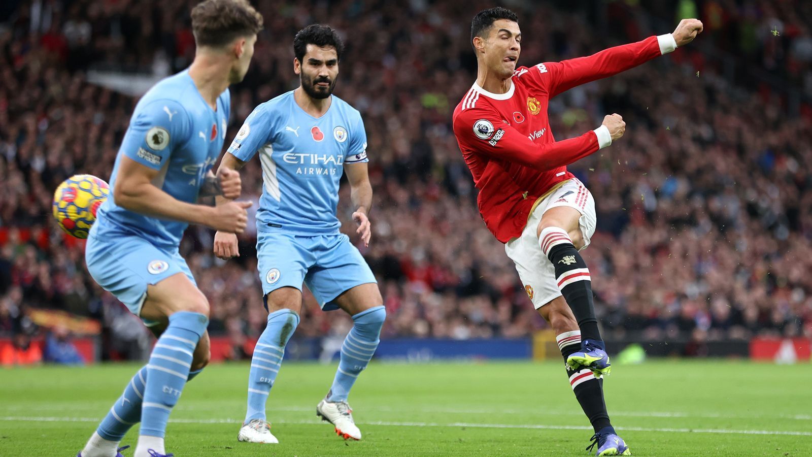 
                <strong>Manchester City</strong><br>
                Sollte Manchester United nicht unter die Top 4 der Premier League kommen und damit ohnehin schon einen Enttäuschung erleben, droht möglicherweise noch eine größere Schmach. Nämlich dann, wenn ausgerechnet Uniteds Stadtrivale Manchester City den dann vielleicht wechselwilligen Cristiano Ronaldo verpflichten würde. Und das käme gar nicht so überraschend, schließlich wurde der amtierende Meister bereits im Sommer 2021 mit einer möglichen CR7-Verpflichtung in Verbindung gebracht. Zuletzt im Derby standen CR7 und seine Kollegen gegen City zudem auf verlorenem Posten (0:2), ist das vielleicht ein weiteres Signal für den 36-Jährigen, dass bei den "Skyblues" die Erfolgsaussichten aktuell und auch in näherer Zukunft deutlich größer sind als bei den "Red Devils"? Er müsste dann nicht einmal umziehen...
              