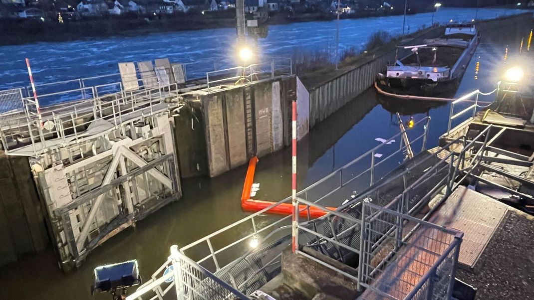 Am Sonntag (8. Dezember) fuhr ein Güterschiff auf der Mosel gegen das noch nicht vollständig geöffnete Schleusentor der Schleuse Müden und beschädigte beide Torflügel so schwer, dass der Schiffsverkehr voraussichtlich bis Ende März gesperrt bleibt.