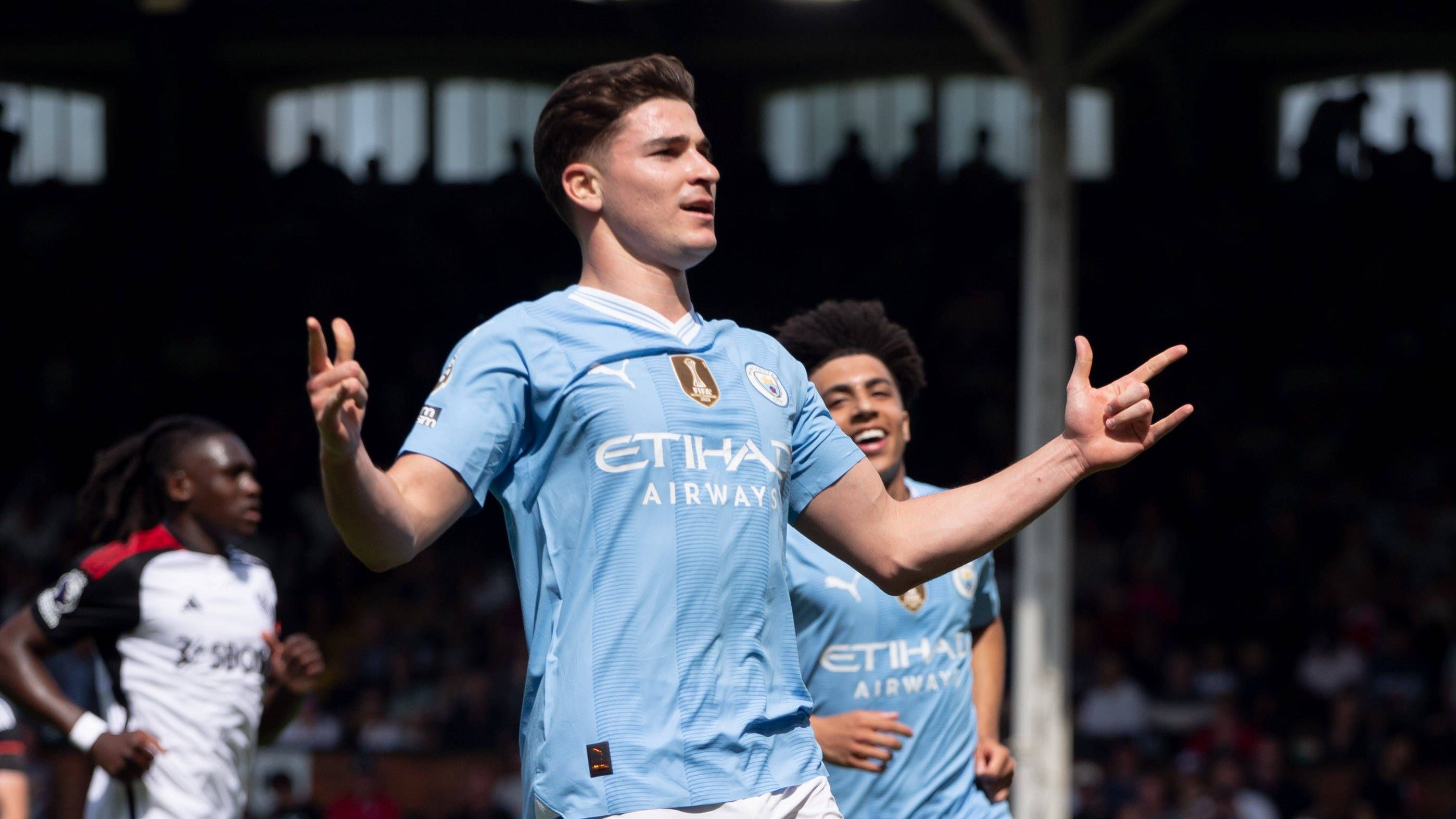 <strong>Manchester City&nbsp;(Abgänge)<br></strong>Dass Julian Alvarez den Verein in Richtung Atletico verlässt, ist durchaus ein Wermutstropfen bei den "Citizens". Beim Blick auf seine Einsatzzeiten jedoch eine verständliche Entscheidung. Qualitativ geht dem City-Kader dadurch zwar einiges an Spielintelligenz verloren, ein große Lücke hinterlässt der Argentinier allerdings nicht - für das ehemalige River Plate-Juwel streichen die Skyblues außerdem das 3,5-fache seiner Ablöse ein.