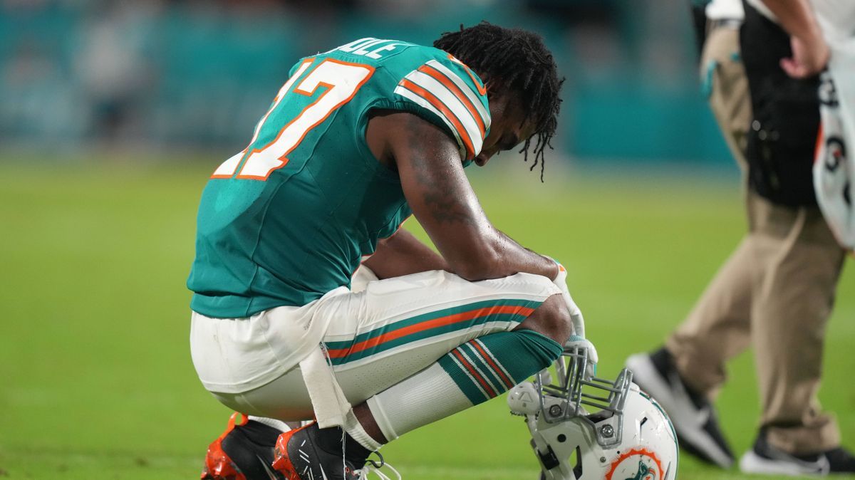 MIAMI GARDENS, FL - SEPTEMBER 12: Miami Dolphins wide receiver Jaylen Waddle (17) prayers for Miami Dolphins quarterback Tua Tagovailoa (1) after Tua™s injury during the game between the Buffalo Bi...