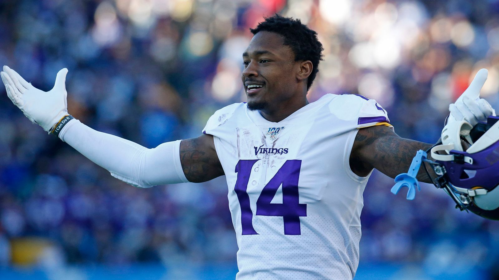 
                <strong>Stefon Diggs zu den New England Patriots</strong><br>
                Spieler haben ja so ihre Möglichkeiten, um ihre Unzufriedenheit zum Ausdruck zu bringen und so einen Trade einzuleiten. Diggs hat mal eben alles, was mit den Minnesota Vikings zu tun hat, aus seinen Social-Media-Profilen gelöscht. Er ist fertig mit den Vikings – die Patriots werden den Wide Receiver mit offenen Armen empfangen.
              