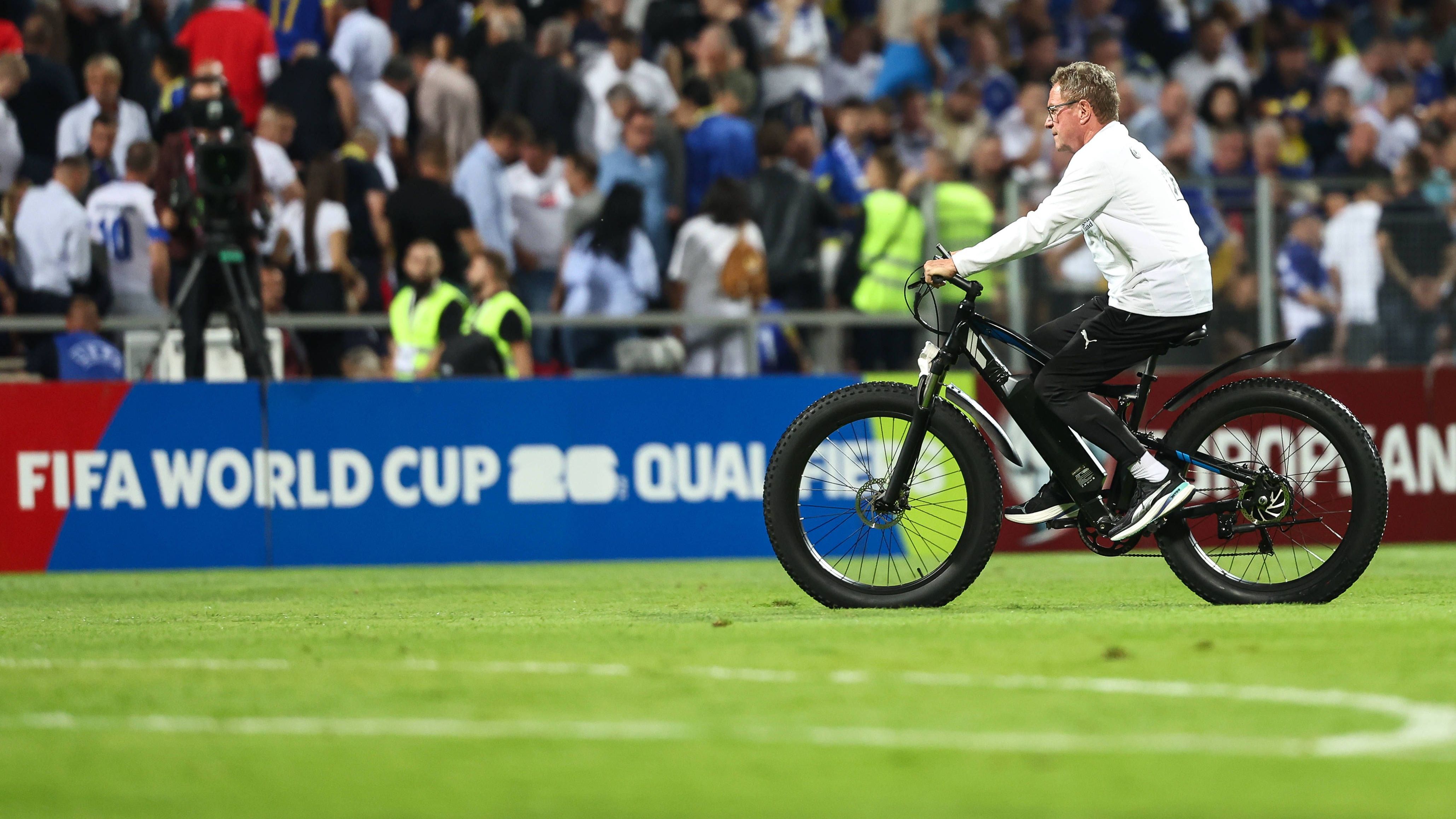 <em><strong>Ralf Rangnick fährt bei WM-Quali mit Fahrrad über den Platz</strong><br>Kuriose Szenen am Rande des WM-Qualifikationsspiels zwischen Bosnien-Herzegowina und Österreich. Gäste-Trainer Ralf Rangnick fuhr mehrmals mit einem Fahrrad über den Stadionrasen - unter anderem zur Halbzeit in die Kabine oder zum Interview mit dem "ORF". Der Hintergrund: Rangnick wurde erst im Sommer am Sprunggelenk operiert, es folgten eine Entzündung und eine weitere OP. Der 67-Jährige verzichtet deshalb auf längere Fußwege.</em>