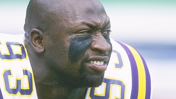 
                <strong>9. John Randle</strong><br>
                Auf genauso viele Sacks wie Dent kommt John Randle. Von 1990 bis 2003 spielte der Defensive Tackle für die Minnesota Vikings und die Seattle Seahawks. Randles Markenzeichen war die auffällige Gesichtsbemalung, die dem einen oder anderen Quarterback Angst eingejagt haben dürfte.
              