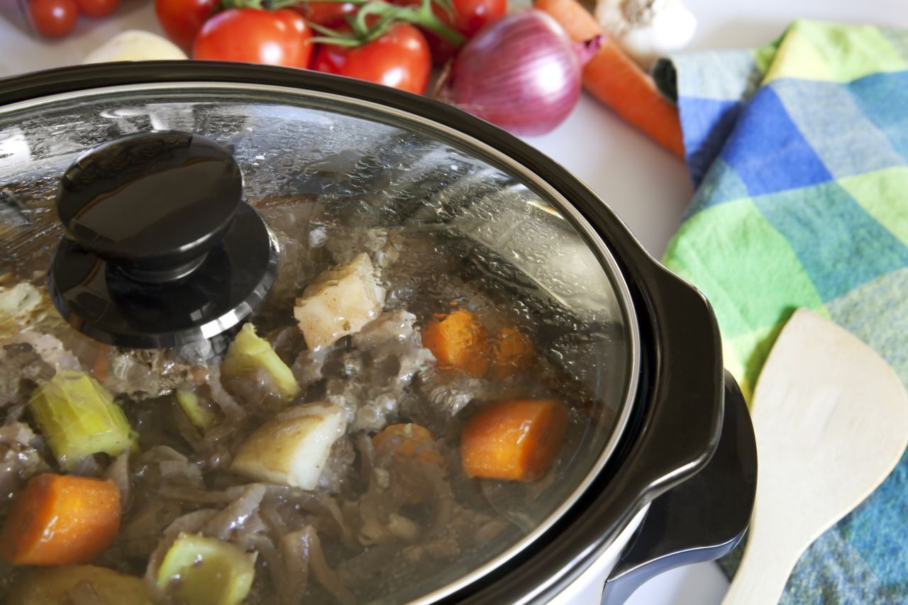 Lauwarm halten? Besser nicht! Versuche, bereits gekochte Speisen nicht unnötig lange warm zu halten und innerhalb von zwei Stunden zu verzehren. Sonst haben die Bakterien Zeit, sich bei den wohligen Temperaturen zu vermehren.