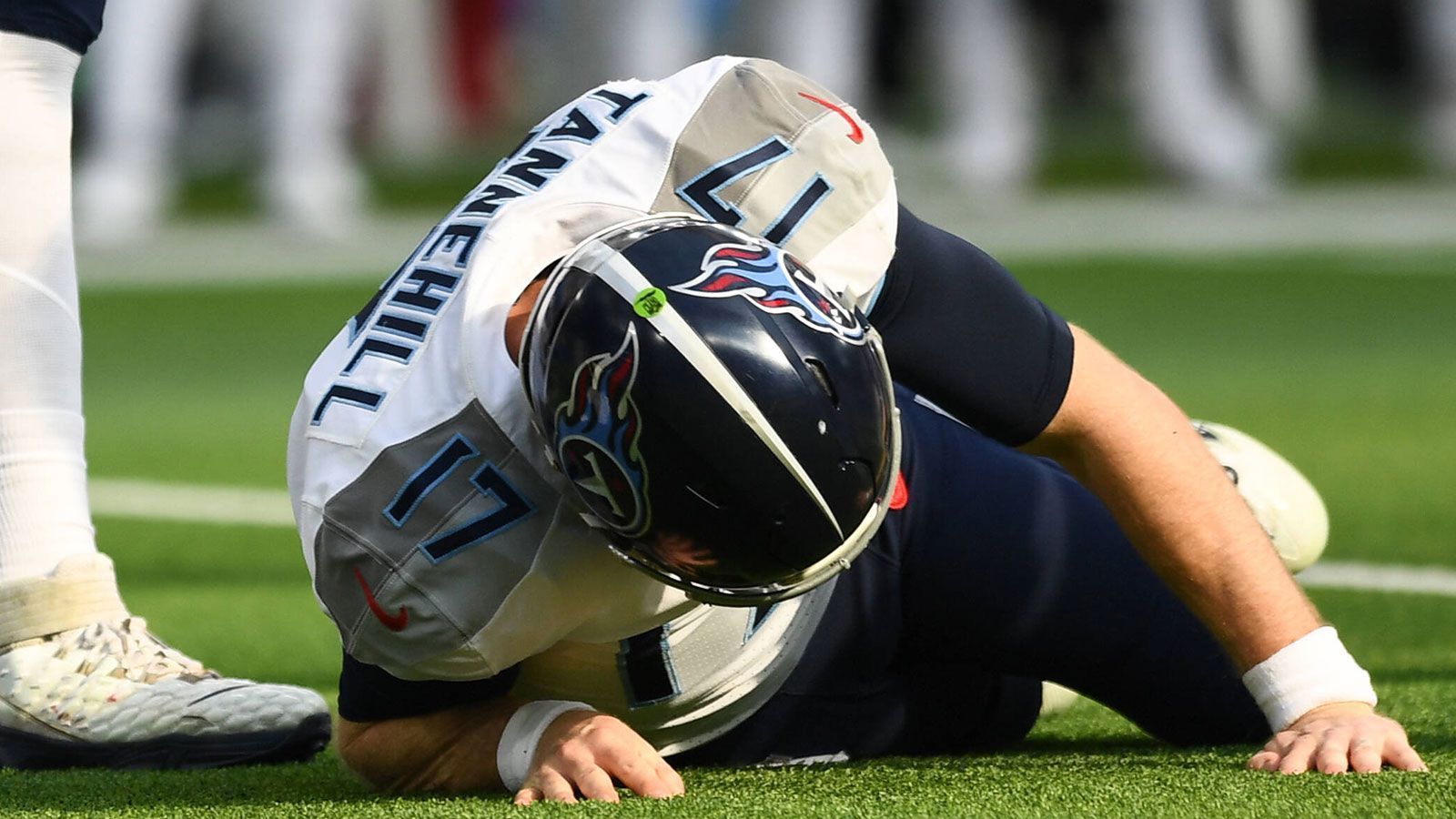 
                <strong>Tennessee Titans - Ryan Tannehill</strong><br>
                Wie in US-Medien zu hören war, planen die Tennessee Titans eigentlich mit Ryan Tannehill als Starter. Doch zuletzt gab es Berichte, dass das Team mit dem Gedanken spielt, auf Position drei im Draft hochzutraden und einen Quarterback auszuwählen. Passiert das, könnten die klammen Titans gut auf den Cap Hit von Tannehill verzichten. Eine Entlassung nach dem 1. Juni würde dem Team 27 Millionen Dollar an zusätzlichem Gehaltsspielraum verschaffen.&#x2022; Vor dem 1. Juni<br/><br>&#x2022; Nach dem 1. Juni<br/><br>
              