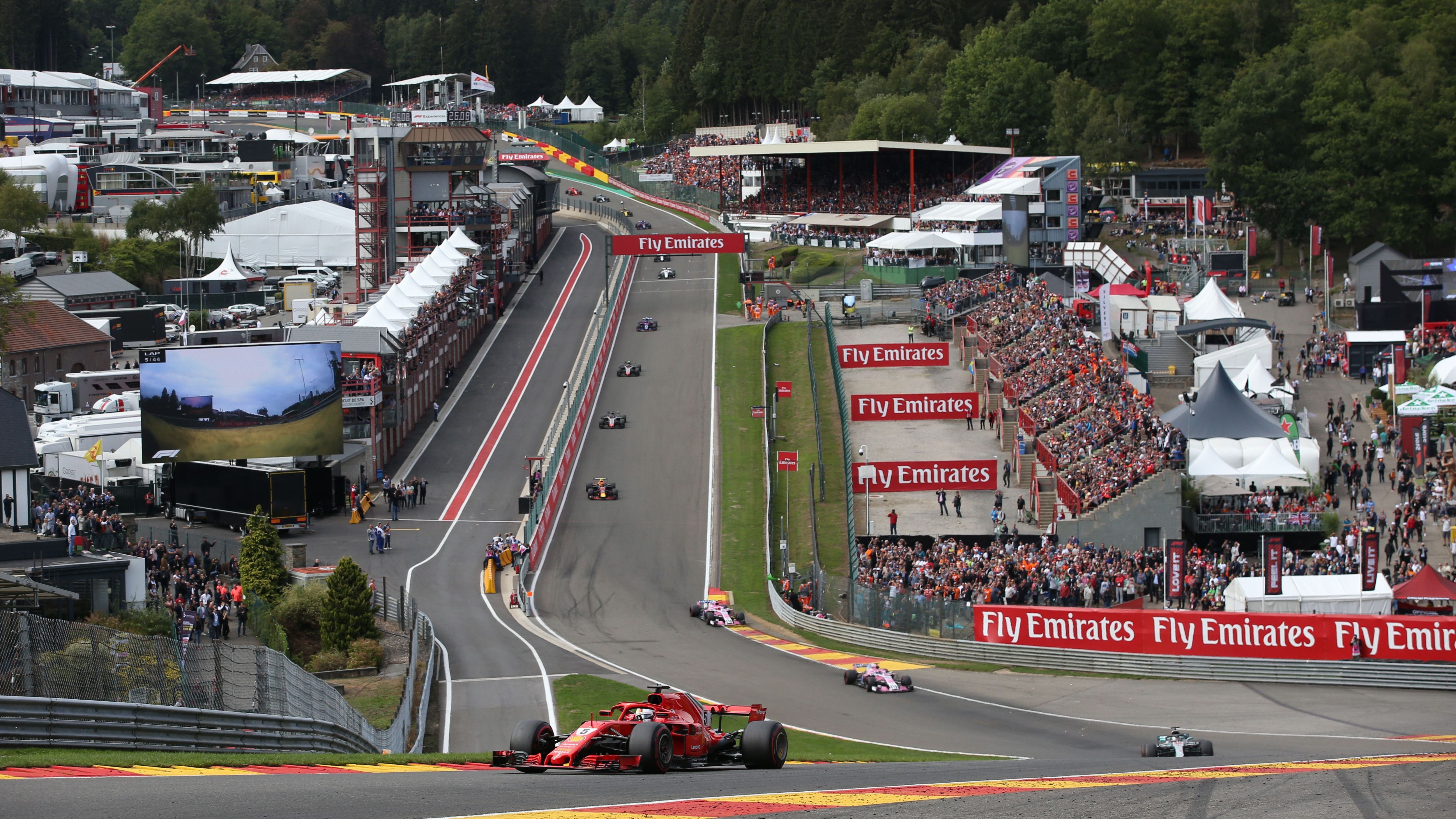 
                <strong>Circuit Spa-Francorchamps, Belgien </strong><br>
                Die Ardennen-Achterbahn im gleichnamigen belgischen Gebirge gilt als eine der anspruchsvollsten und berüchtigsten Strecken des Formel 1-Kalenders. Die Rennstrecke nahe der deutschen Grenze ist berühmt für ihre Höhendifferenz von knapp hundert Metern, den vielen Kurven und den dadurch hohen Fliehkräften. Daher auch der Name Ardennen-Achterbahn, die als das Wohnzimmer von Michael Schumacher galt. Der gebürtige Kerpener feierte hier sechs Siege. Die Spitzkehre La Source und die S-Kurve Eau Rouge gehören zu den bekanntesten Kurven des Rennkalenders. Die Formel 1 gastiert seit 1950 auf dem 7 Kilometer langen Kurs in der belgischen Provinz.
              