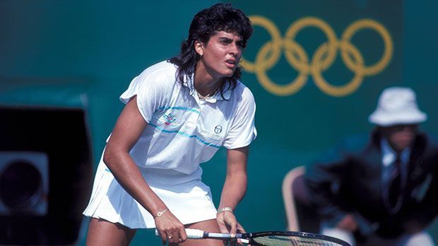 
                <strong>Gabriela Sabatini anno 1988</strong><br>
                Bereits in ihrer Jugend räumte Sabatini alles ab. Sie gewann sechs Junioren-Grand-Slam-Titel, stand mit 15 Jahren als bis dato jüngste Spielerin im Halbfinale von Paris und spielte als 18-Jährige um Olympia-Gold. Sie unterlag Steffi Graf - der Anfang einer großen Rivalität.
              