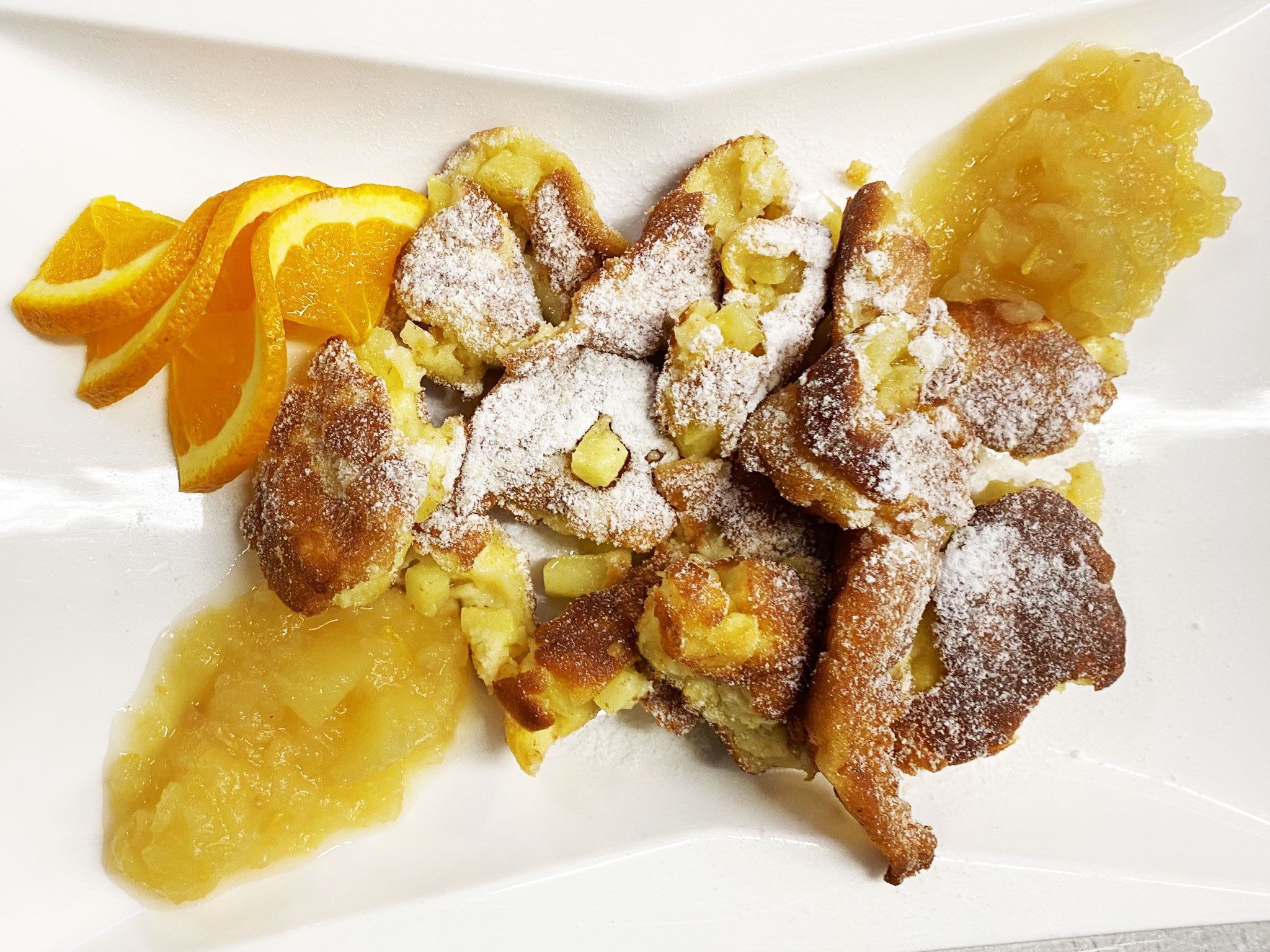 Kaiserschmarrn mit Apfelstückchen, Vanillesauce und Apfelmus