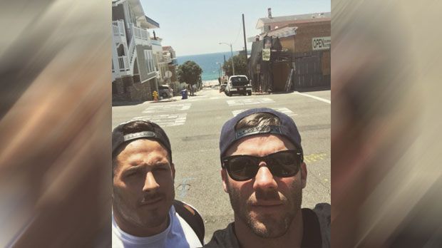 
                <strong>Zwei Patriots-Receiver in Strandnähe</strong><br>
                Grüße aus Strandnähe - oder so ähnlich: Julian Edelman (r.) beschreibt dieses Selfie mit Patriots-Kumpel Danny Amendola mit den Worten: "Ein paar Kumpels ackern in der Nähe vom Strand ... beim Fluß ... oder Ozean."
              