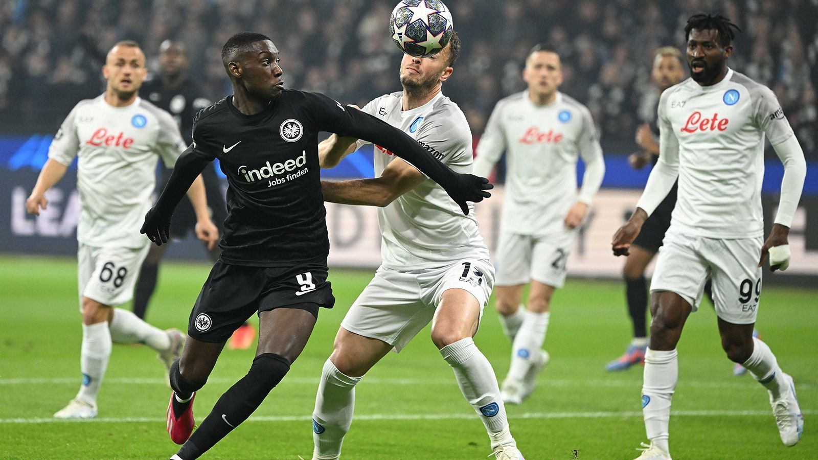 
                <strong>Randal Kolo Muani</strong><br>
                Für Randel Kolo Muani verläuft der Abend gegen Neapel extrem unbefriedigend. Zwar hat er schon in der fünften Minute den ersten Abschluss der Eintracht, danach aber wird Neapel immer stärker und Kolo Muani erhält entsprechend kaum noch Bälle. Gut 20 Minuten vor dem Ende sieht der Franzose dann im Duell mit Anguissa nach einem unglücklichen Tritt eine durchaus harte, aber vertretbare Rote Karte und fehlt damit im Rückspiel. ran-Note: 5
              