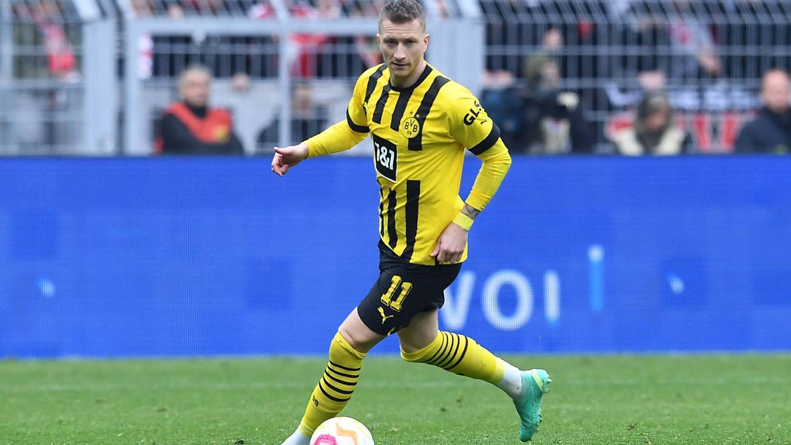 
                <strong>2. Einwechselspieler: Marco Reus</strong><br>
                Der Kapitän übernimmt die Binde von Hummels und darf eine gute halbe Stunde mitwirken. Ist um Beteiligung am Spiel bemüht. Kann allerdings keinen Glanzpunkt mehr setzen, sein guter Freistoß kann Casteels nicht überwinden. ran-Note: 3
              