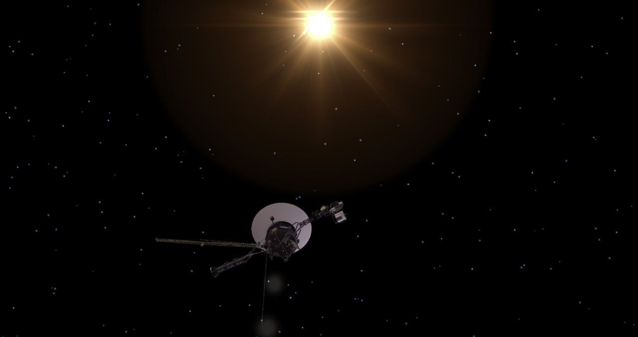 Die Raumsonden Voyager 1 und 2 flogen ebenfalls nur an Jupiter vorbei, konnten 1979 aber schon bessere Bilder machen (über 17.000!), darunter von Vulkanen auf dem Jupitermond Io.