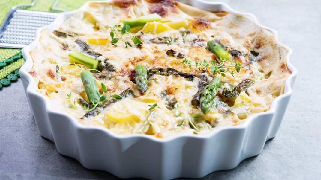 Die Kombination von Spargel und Lachs gibt dem Gratin den extra Kick.