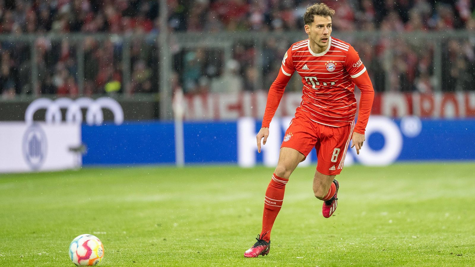 
                <strong>Leon Goretzka (FC Bayern München)</strong><br>
                Ist im Umschaltspiel von Offensive auf Defensive stets der wachste Spieler und versucht, die Berliner Konter früh zu unterbinden. Zweikampfstark und schnörkellos absolviert er seinen Job in der Zentrale. Hat mit den Torschussvorlagen seiner Kollegen kein Glück, weswegen seine Abschlüsse oft zu harmlos ausfallen. ran-Note: 3
              