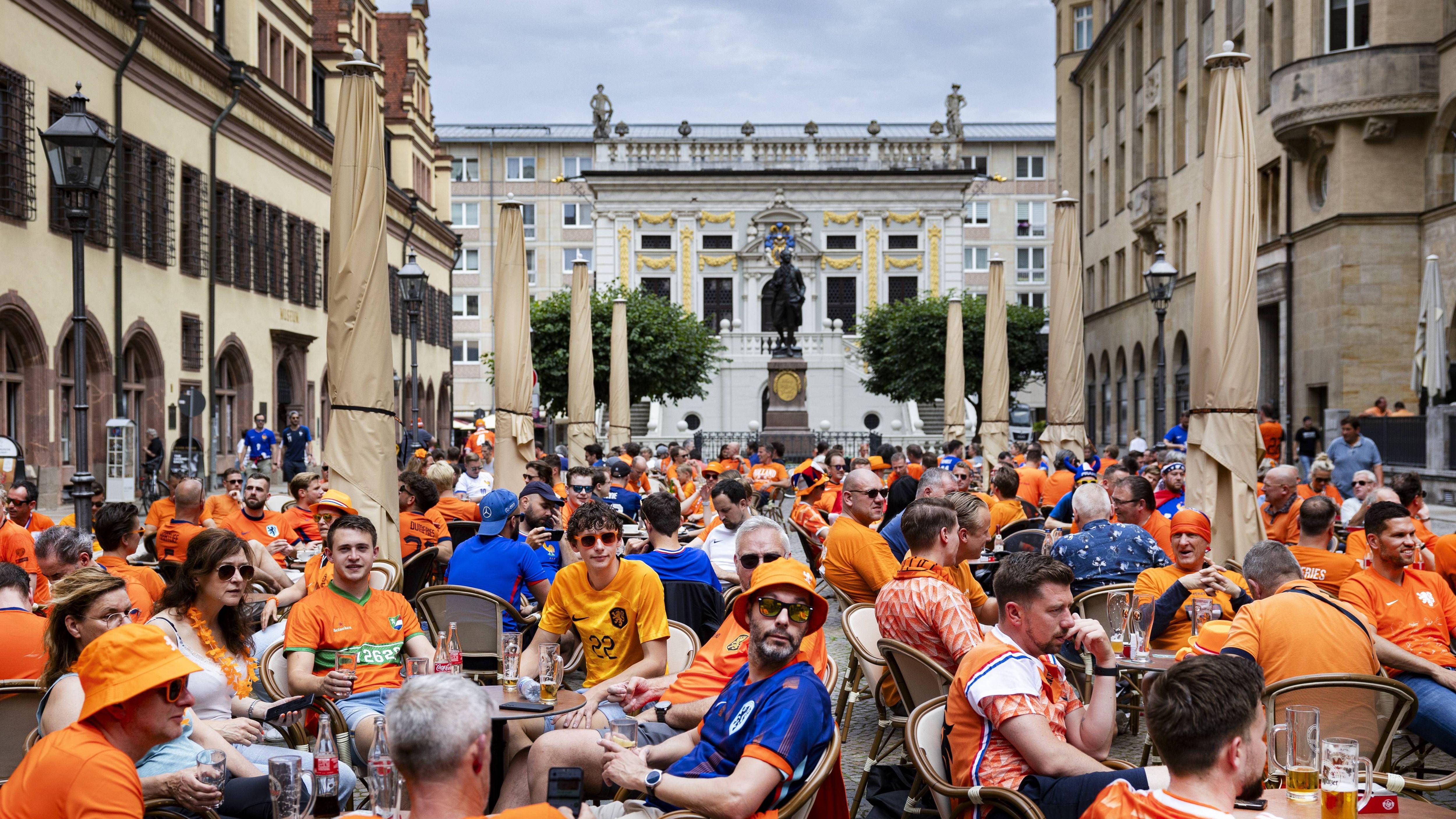 <strong>Der achte EM-Tag in Bildern</strong><br>Der Oranje-Tross ist von Hamburg nach Leipzig gezogen. Vor dem Abendspiel gegen die Franzosen stimmen sich die Anhänger der Elftal schon in der Innenstadt ein. Vor dem Top-Spiel des Tages steigen aber auch mit der Ukraine gegen die Slowakei und mit Polen gegen Österreich zwei packende Matches um den Einzug in die K.o.-Runde. <strong>ran</strong> präsentiert die besten Bilder des Tages.