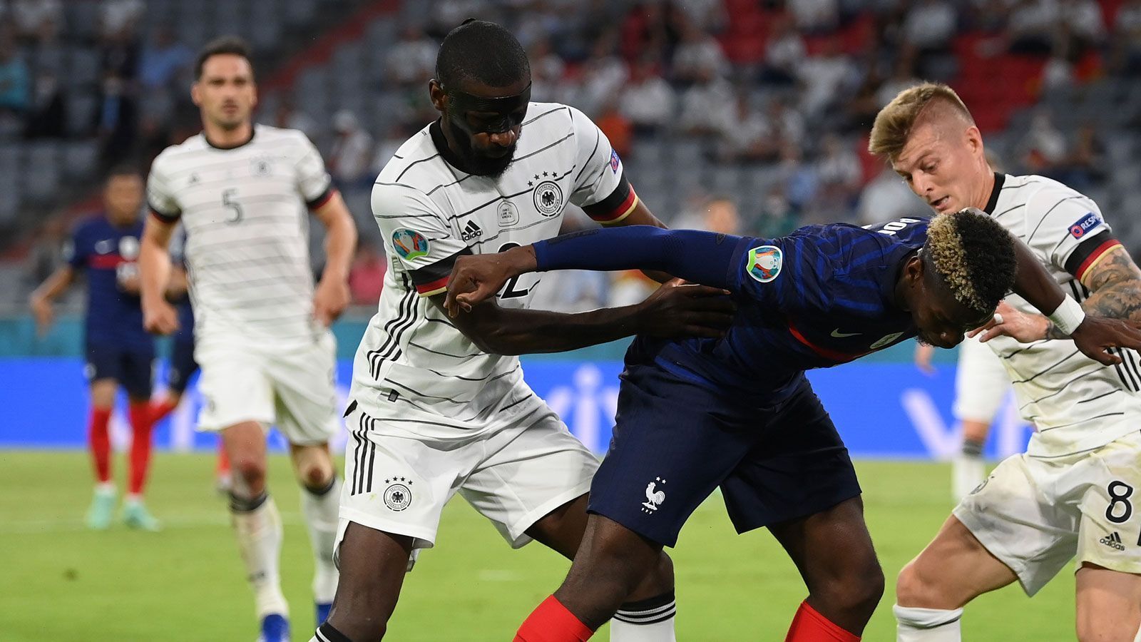 
                <strong>Antonio Rüdiger (Deutschland)</strong><br>
                Der Champions-League-Sieger vom FC Chelsea kämpft, ist bissig und willig. Lässt auf seiner linken Seite in der Dreierkette kaum etwas anbrennen. Die Offensivaktionen der Franzosen prallen im wahrsten Sinne des Wortes zumeist an ihm ab. ran-Note: 3
              